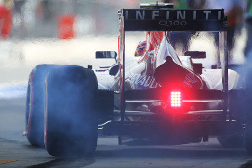 Mark Webber quemando neumáticos superblandos