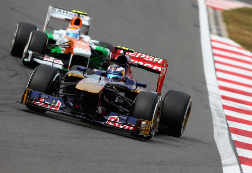 Daniel Ricciardo precede a Adrian Sutil
