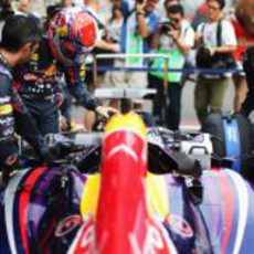 Sebastian Vettel a punto de subirse a su RB9 en la parrilla