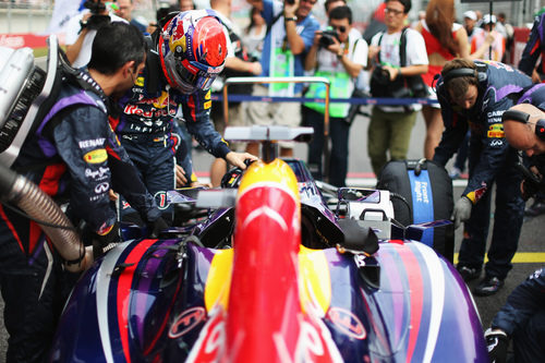 Sebastian Vettel a punto de subirse a su RB9 en la parrilla