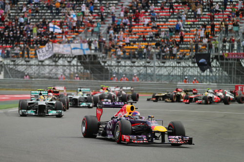 Sebastian Vettel lidera la carrera tras la primera curva