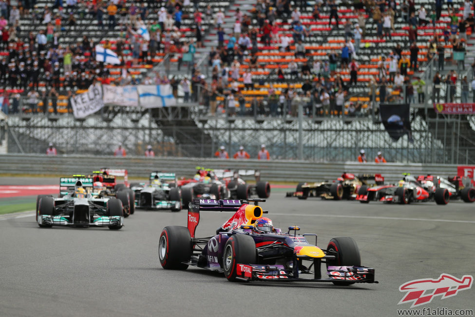 Sebastian Vettel lidera la carrera tras la primera curva