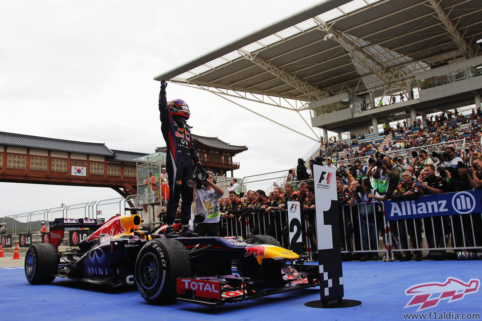 Sebastian Vettel celebra en Corea su cuarta victoria consecutiva