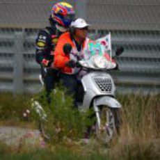 Mark Webber cambió el paseo en Ferrari por un paseo en moto