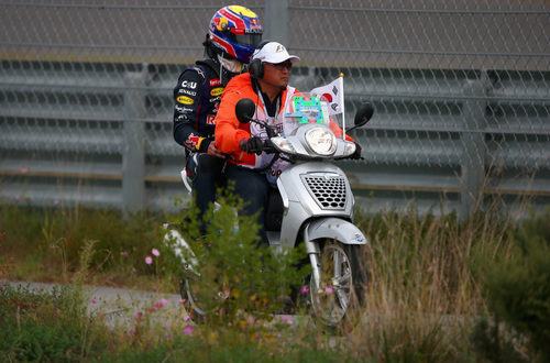 Mark Webber cambió el paseo en Ferrari por un paseo en moto