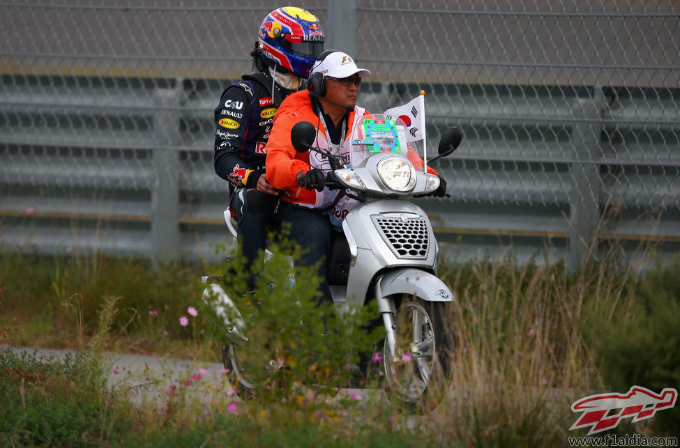 Mark Webber cambió el paseo en Ferrari por un paseo en moto