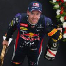 Sebastian Vettel recoge su premio en el podio de Corea