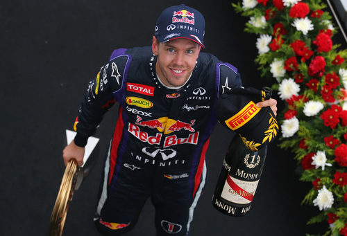 Sebastian Vettel recoge su premio en el podio de Corea