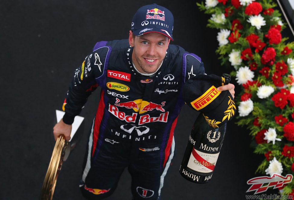 Sebastian Vettel recoge su premio en el podio de Corea