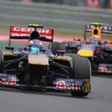 Daniel Ricciardo rueda por delante de Webber