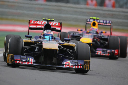 Daniel Ricciardo rueda por delante de Webber