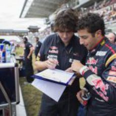 Daniel Ricciardo recibe las últimas indicaciones