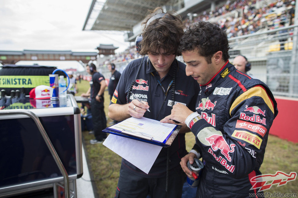 Daniel Ricciardo recibe las últimas indicaciones