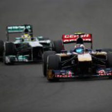 Ricciardo vigila por el retrovisor a Rosberg 
