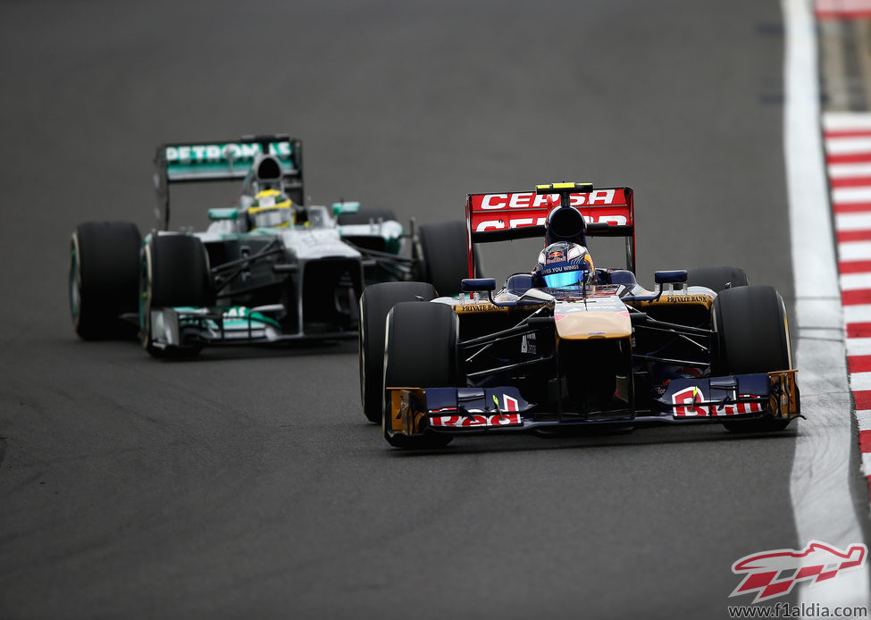 Ricciardo vigila por el retrovisor a Rosberg 