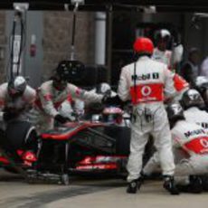 Parada en boxes para Jenson Button durante la carrera