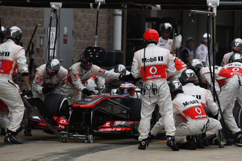 Parada en boxes para Jenson Button durante la carrera