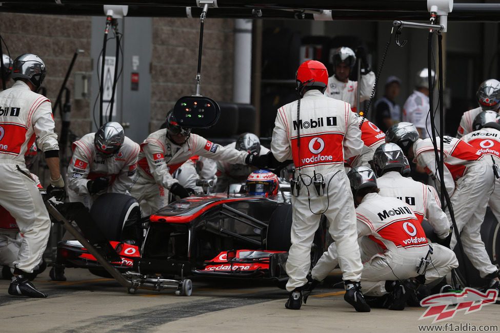 Parada en boxes para Jenson Button durante la carrera