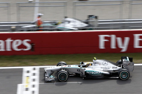 Un Mercedes a boxes, el otro sigue en la pista