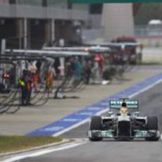 Lewis Hamilton sale de boxes tras una de sus paradas