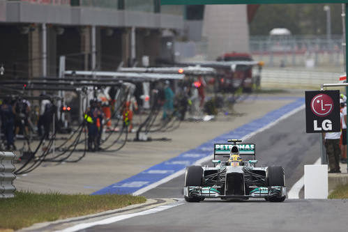Lewis Hamilton sale de boxes tras una de sus paradas