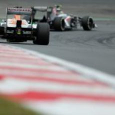 Force India persiguiendo a Sauber en Corea