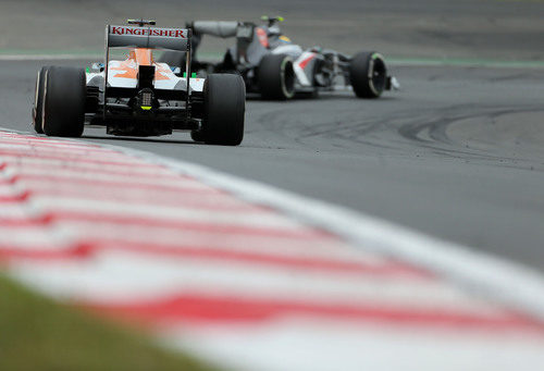 Force India persiguiendo a Sauber en Corea