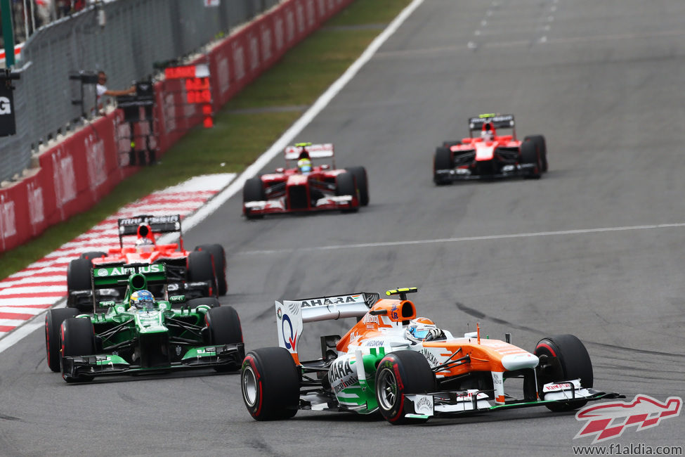 Adrian Sutil junto a los Caterham y los Marussia