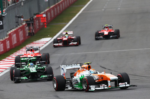 Adrian Sutil junto a los Caterham y los Marussia