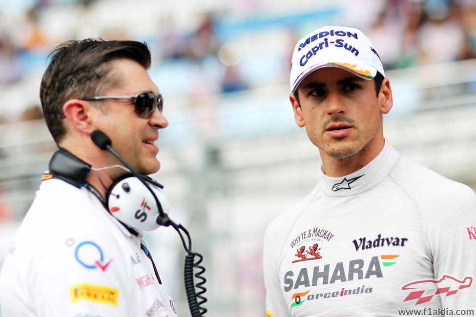 Adrian Sutil junto a su ingeniero en la parrilla