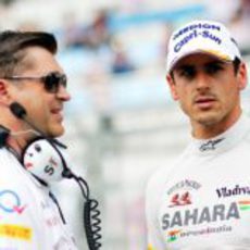 Adrian Sutil junto a su ingeniero en la parrilla