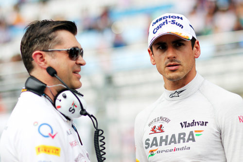 Adrian Sutil junto a su ingeniero en la parrilla