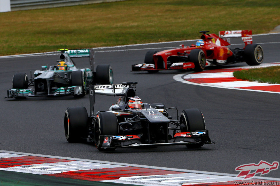 Nico Hülkenberg mantuvo a raya a dos campeones del mundo