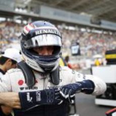 Cara de concentración de Valtteri Bottas en la parrilla