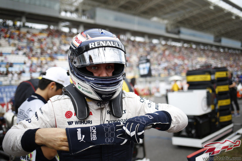 Cara de concentración de Valtteri Bottas en la parrilla