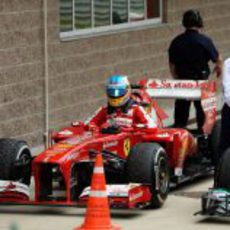 Fernando Alonso se baja del Ferrari al final de la carrera