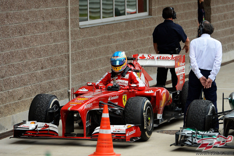 Fernando Alonso se baja del Ferrari al final de la carrera