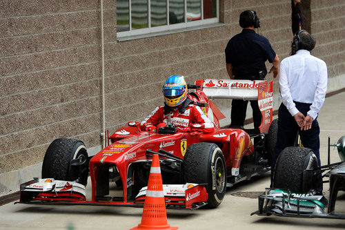 Fernando Alonso se baja del Ferrari al final de la carrera
