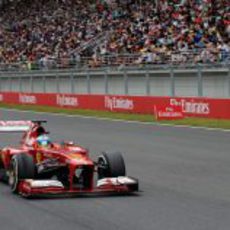 Fernando Alonso pasa junto a la tribuna principal de Yeongam