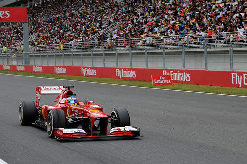 Fernando Alonso pasa junto a la tribuna principal de Yeongam