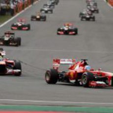 Fernando Alonso y Felipe Massa inician la vuelta de formación