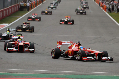 Fernando Alonso y Felipe Massa inician la vuelta de formación