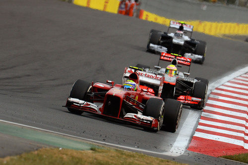 Felipe Massa lucha con Sergio Pérez en Corea