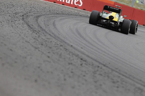 Caterham continúa superando a Marussia en carrera