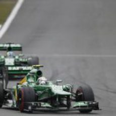 Los dos Caterham ruedan juntos en la carrera