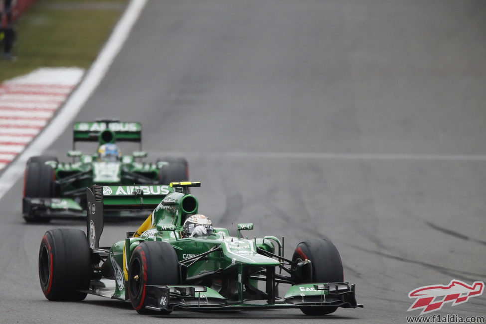 Los dos Caterham ruedan juntos en la carrera