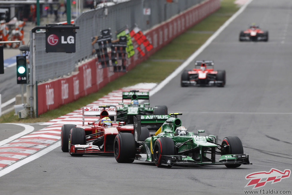 'Sandwich' de Felipe Massa entre los dos Caterham