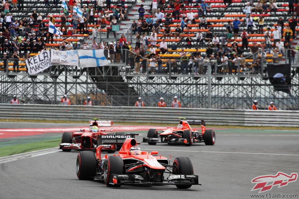 Felipe Massa entre los dos Marussia tras su trompo inicial