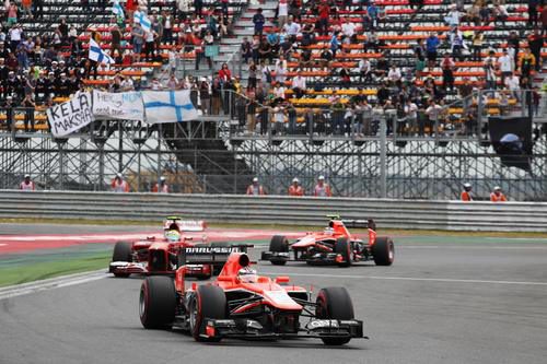 Felipe Massa entre los dos Marussia tras su trompo inicial