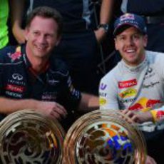 Christian Horner y Sebastian Vettel celebran su octavo triunfo del año